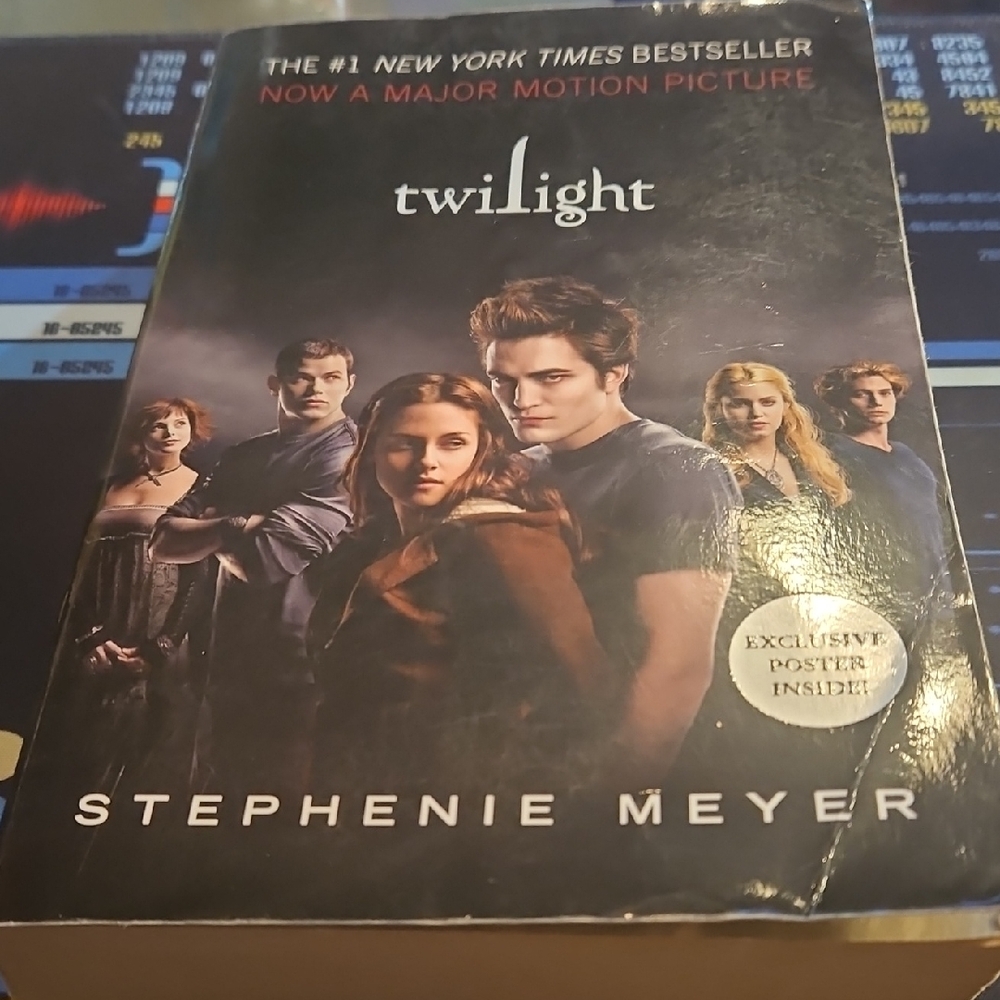 Twilight by Stephenie Meyer - Dark Cover Edition